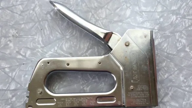 how to change staples in a staple gun