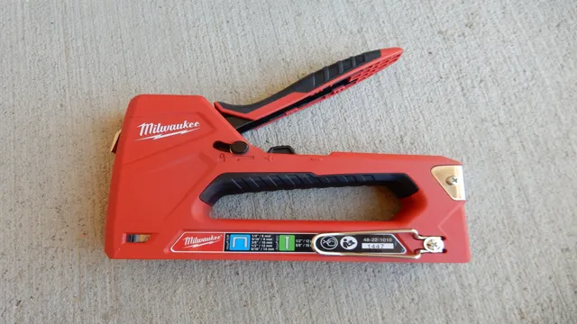 how to load milwaukee staple gun