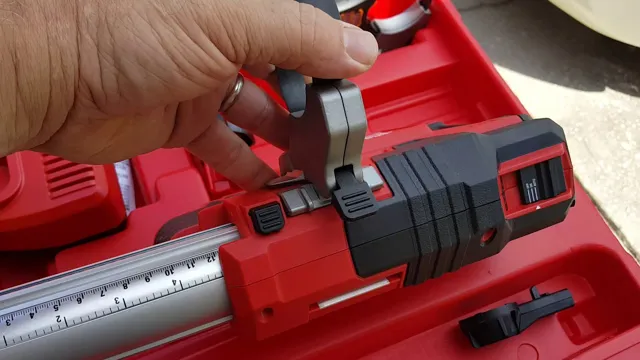 how to put bit in milwaukee hammer drill