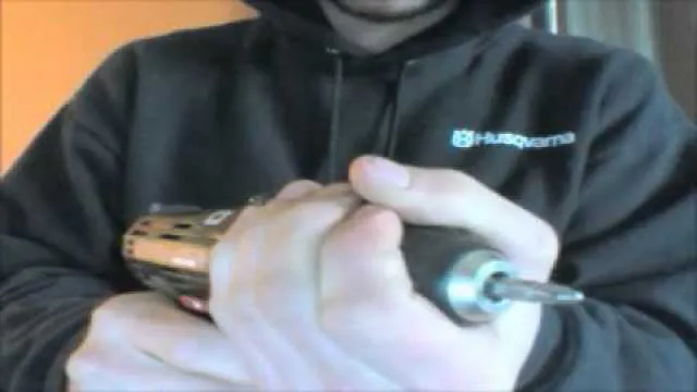 how to tighten bit on cordless drill