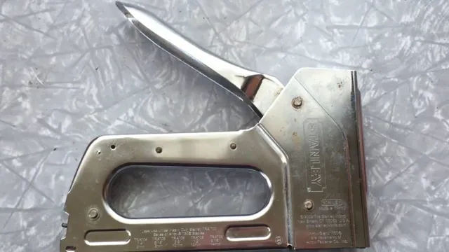 how to use craftsman staple gun